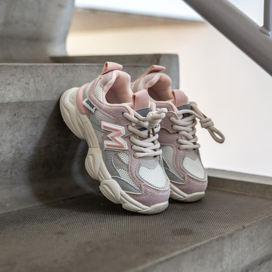 Vooraanzicht van de Flexxerz Pink meisjessneaker – stijlvolle witte sneaker met roze accenten voor jonge meisjes