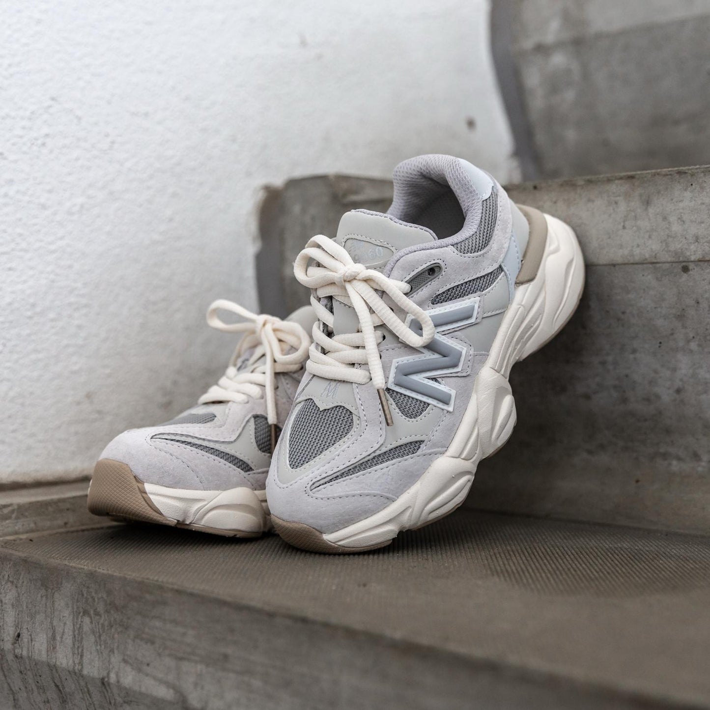 Bovenaanzicht van de Styloz Ivory sneaker – duurzame beige kinderschoen met goede hielondersteuning