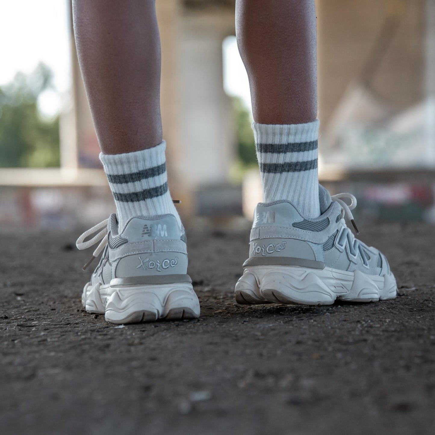 Achteraanzicht van de Styloz Ivory kindersneaker aan de voet – moderne beige kinderschoen met comfortabele pasvorm