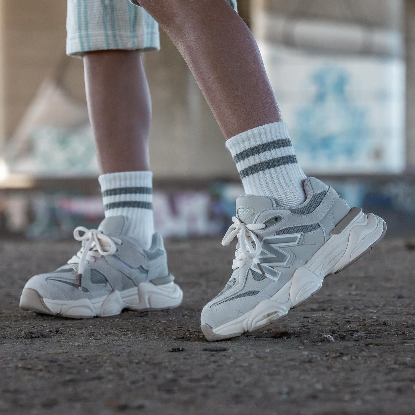 Zijaanzicht van de Styloz Ivory kindersneaker aan de voet – stijlvolle beige sneaker voor kinderen, perfect voor elke dag