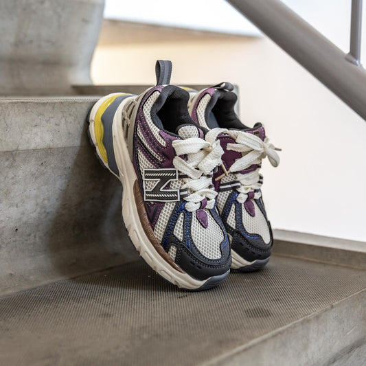 Vooraanzicht van de Twistz Purple kindersneaker – paarse sneaker met modern design voor meisjes en jongens